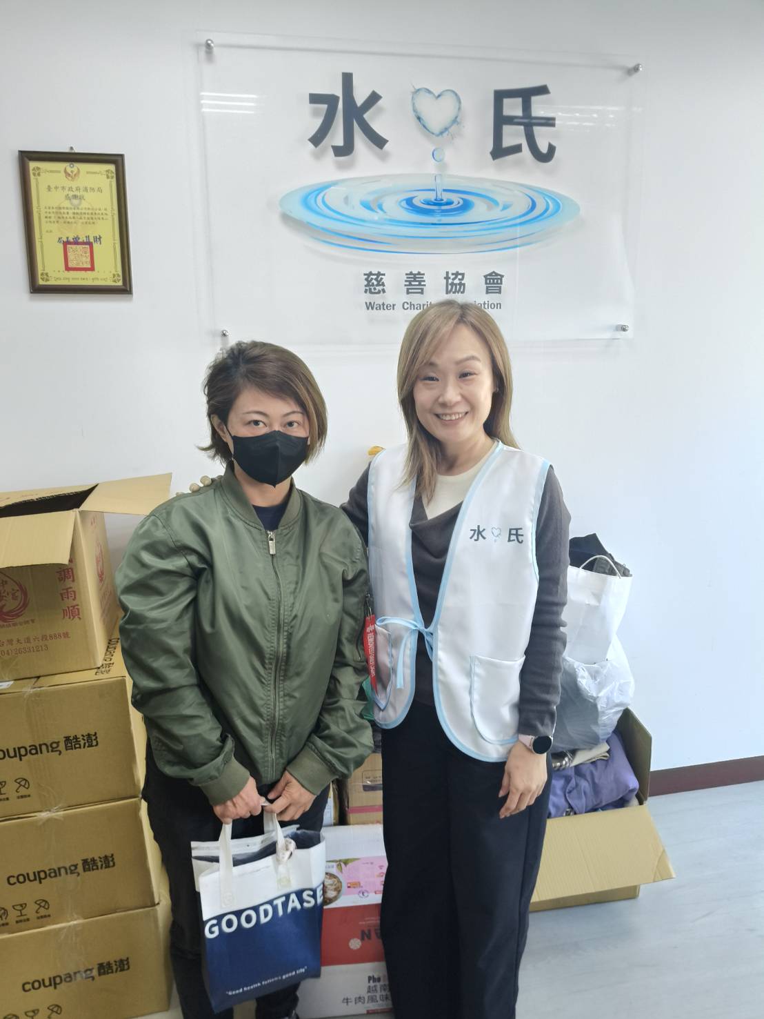 捐衣贈款雙重暖心